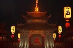 雾散之后封面，清晨薄雾散去的空旷广场