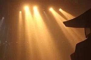 长夜灯塔封面，灯塔光束划开深夜海雾