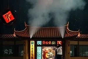 第七张车票封面，旧式硬座车厢的窗边光影